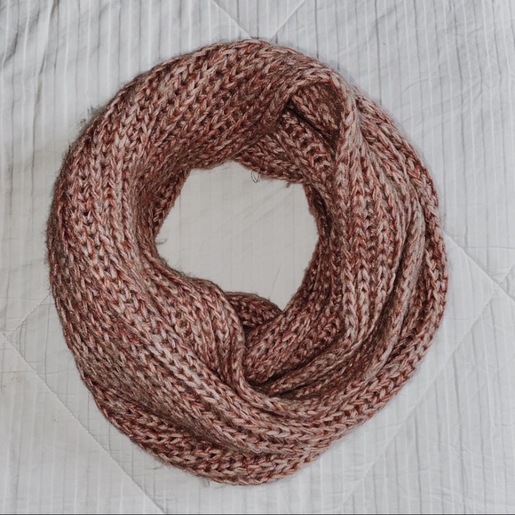 🆕 F21 | Pink Infinity Knit Scarf - Picture 3 of 5